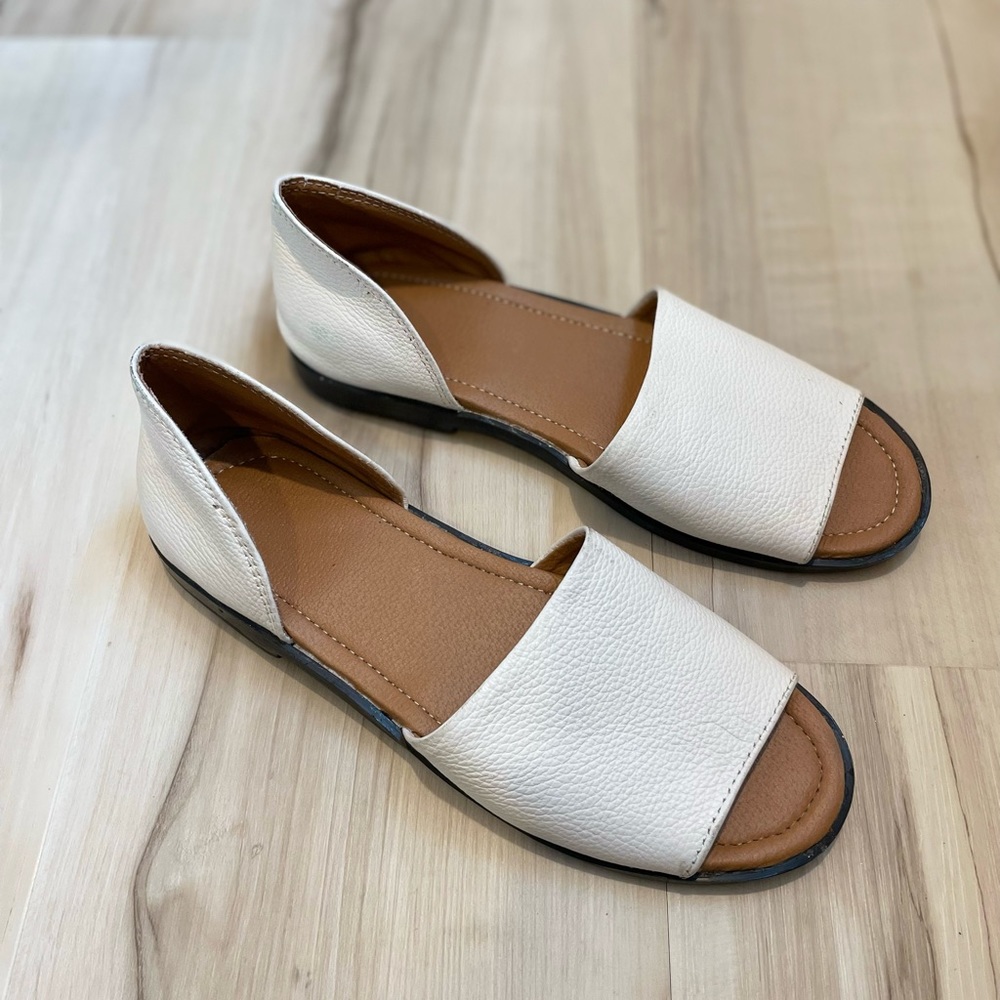 BEBE 🤍 approx Sz. 6 sandals